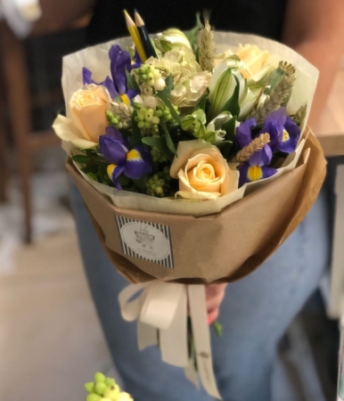 №1078 - Школьный букет с розами, ирисами и зеленью - фото 777flowers