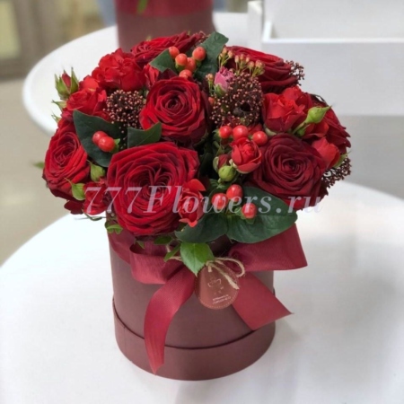 №0521 - Шляпная коробка с красными розами - фото 777flowers