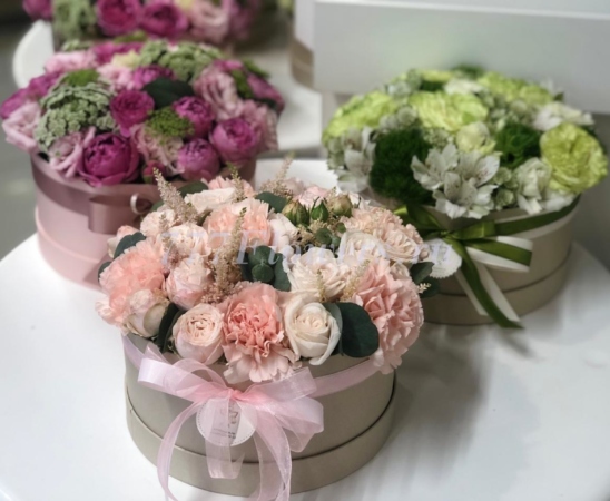 №0826 - Круглые шляпные цветочные коробки в ассортименте - фото 777flowers