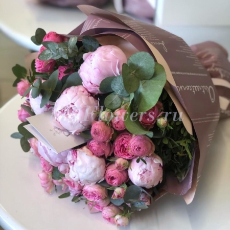 №1100 - Букет с пионами и кустовыми розами - фото 777flowers