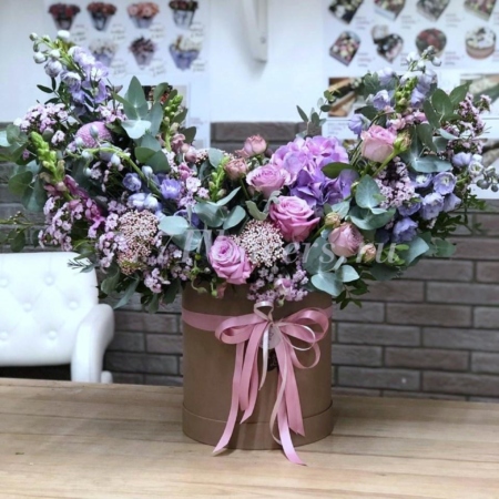 №0532 - Креативная шляпная коробка в сиреневом цвете - фото 777flowers