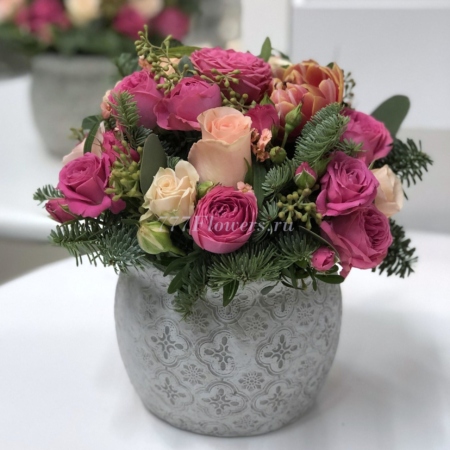 №4039 - Композиция с елью и розами в керамическом кашпо - фото 777flowers