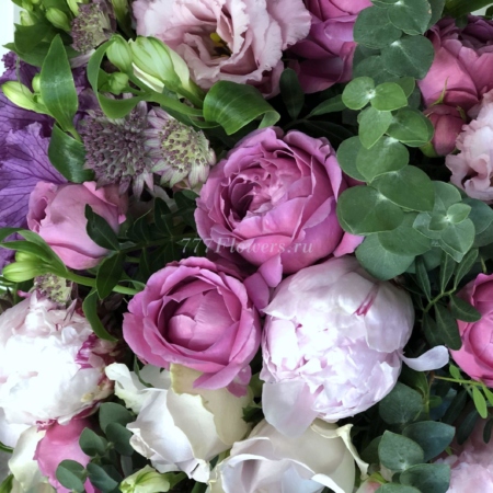 №4040 - Композиция с пионами и розами в кашпо - фото 777flowers