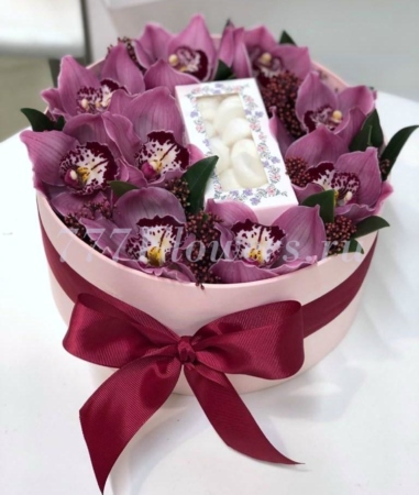 №7107 - Круглая коробка с орхидеями и безе - фото 777flowers