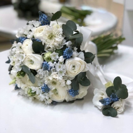 №2231 - Бело-голубой букет невесты с ранункулюсами и мускари - фото 777flowers