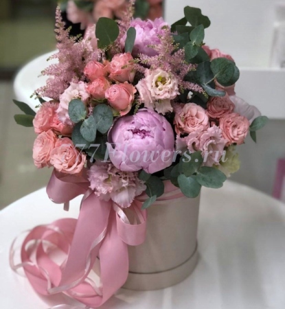 №0536 - Шляпная коробка с кустовыми розами и пионами - фото 777flowers