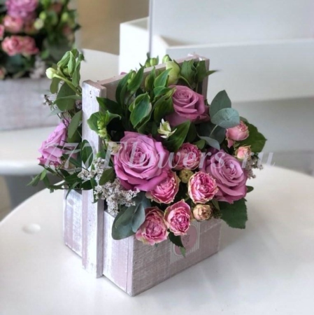 №7066 - Деревянный ящик с сиреневыми розами - фото 777flowers