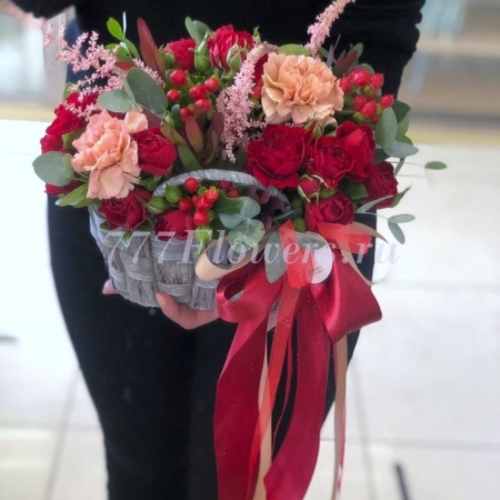 №4108 - Цветочная корзинка с красными кустовыми розами и эвкалиптом - фото 777flowers