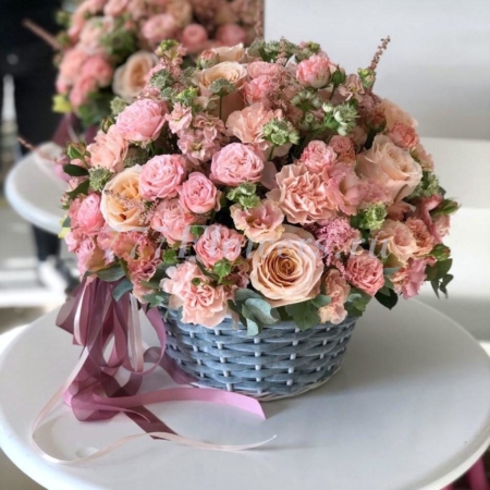 №4109 - Корзина с пионовидными розами в нежном пудровом цвете - фото 777flowers
