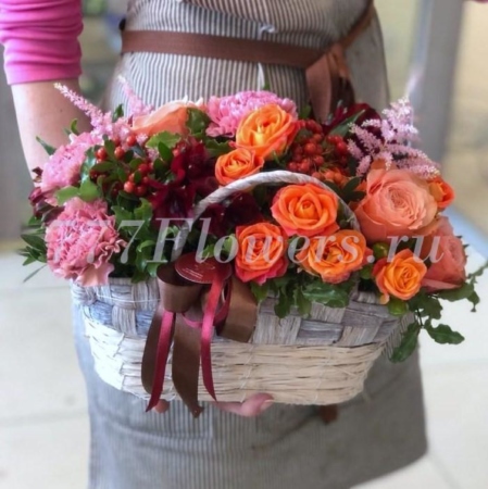 №4110 - Корзина в яркой оранжевой гамме с розами и ягодами - фото 777flowers