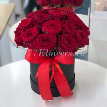 №0537 - 21 красная роза в круглой черной шляпной коробке - фото 777flowers