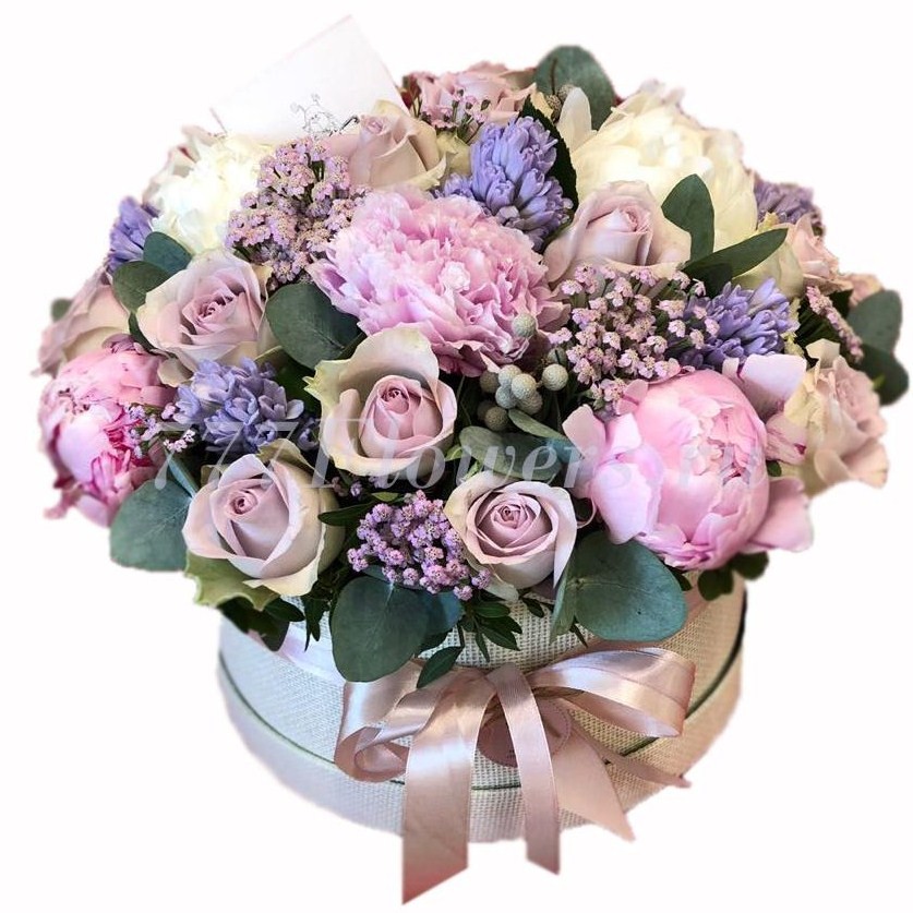 Шляпная коробка с пионами и гиацинтами фото 1 - 777FLOWERS