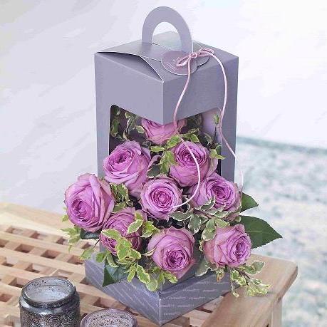 Фирменный фонарь с сиреневыми розами фото 1 - 777FLOWERS