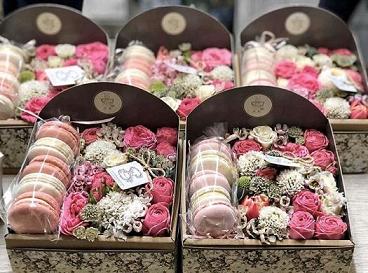 Коробка FlowerCube с розовыми цветами и макаруни фото 1 - 777FLOWERS