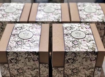 Коробка FlowerCube с розовыми цветами и макаруни фото 2 - 777FLOWERS